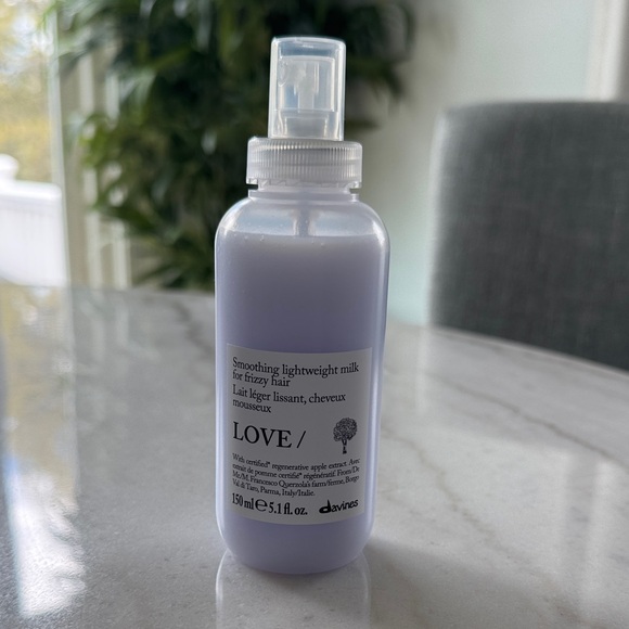 Davines Other - Davines LOVE Lightweight Smoothing Spray